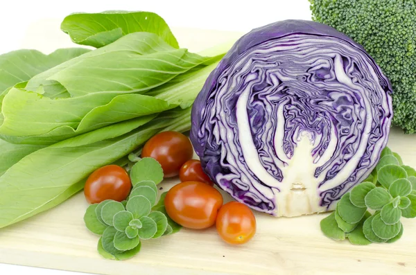 Variedad de verduras de hojas y frutas — Foto de Stock