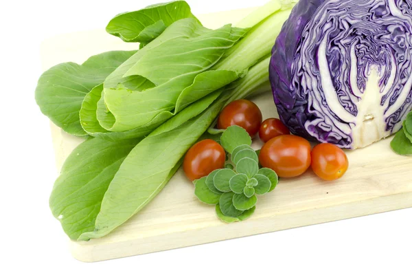 Imagen recortada de ingrediente vegetal crudo Bak Choi (col china), col morada, tomates cherry y menta — Foto de Stock