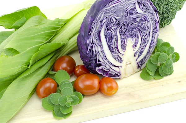 Imagen recortada de una variedad de verduras de hojas y frutas — Foto de Stock