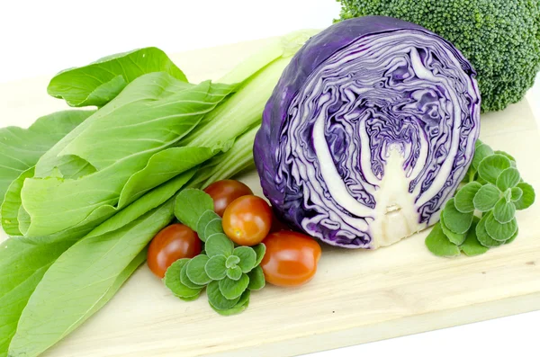 Ingrediente vegetal surtido preparado para cocinar en tabla de cortar de madera — Foto de Stock