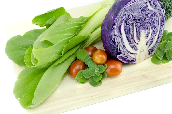 Variedad de ingredientes vegetales preparados para cocinar en tabla de cortar de madera — Foto de Stock