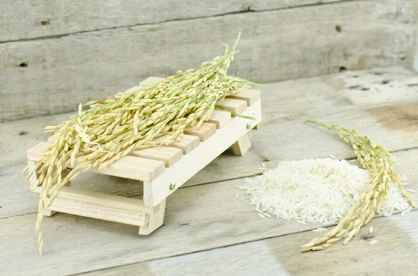 Imagen recortada, pila de arroz sobre mesa de madera, arroz blanco con pila de arroz sobre piso de madera con textura de madera —  Fotos de Stock