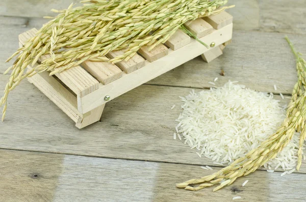 裁剪图像，水稻在木桌子上，白米饭与水稻桩桩 — 图库照片