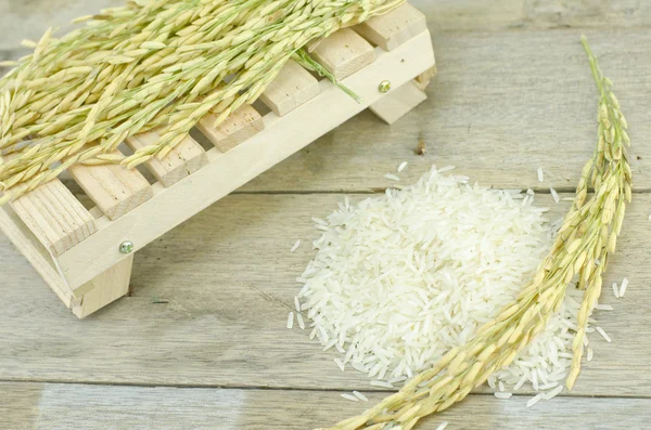 Pila de arroz sobre mesa de madera, arroz blanco con pila de arroz —  Fotos de Stock