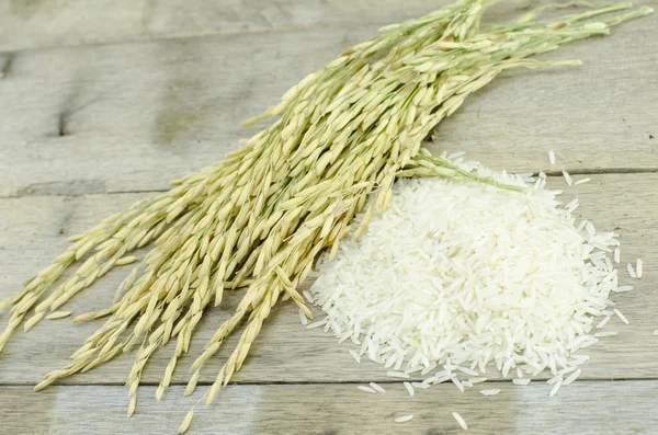 白米饭和水稻桩在木地板上 — 图库照片