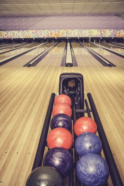 Retro görünüm kırmızı, mavi ve mor bowling topu. Bowling lane