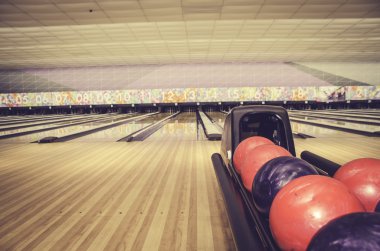 renkli bowling topu stand. ahşap zemin