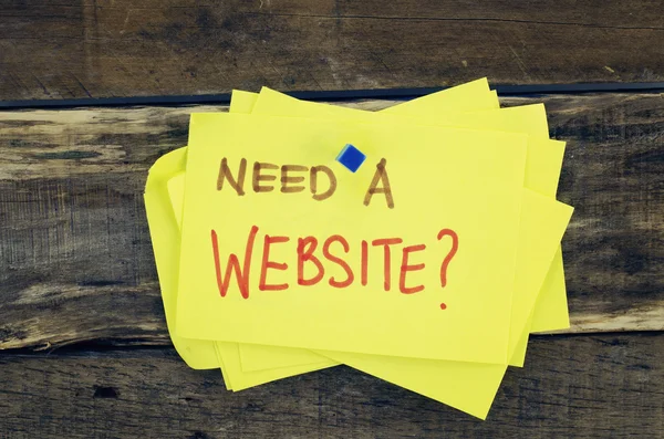 bir Web sitesi sarı kağıt üzerinde yazılı kayıt. koyu renkli ahşap