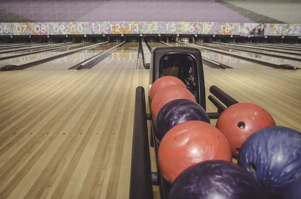 kadar yakın ve vantage bak, kırmızı, mavi ve mor renk bowling topu