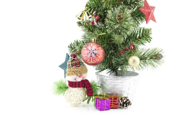 Primer plano e imagen recortada de árbol de Navidad con santa claus, caja de regalo — Foto de Stock