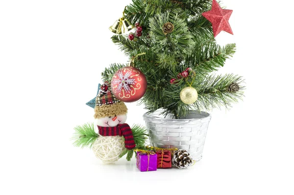 Primer plano e imagen recortada de árbol de Navidad con santa claus, caja de regalo, bola roja, cono de pino y bola de oro colocados en el centro — Foto de Stock