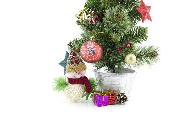 Primer plano e imagen recortada de árbol de Navidad con Santa Claus, caja de regalo, bola roja, cono de pino y bola de oro — Foto de Stock