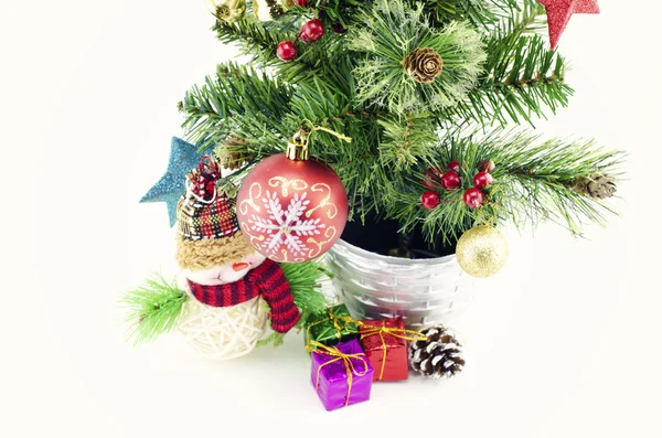 Decoración de Navidad con bolas y rama de abeto aislado — Foto de Stock