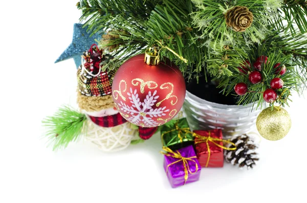 Imagen de primer plano de la decoración de Navidad con bolas y rama de abeto aislado — Foto de Stock