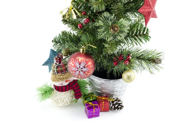 Imagen de primer plano desde la vista superior de la decoración de Navidad con bolas y rama de abeto aislado — Foto de Stock