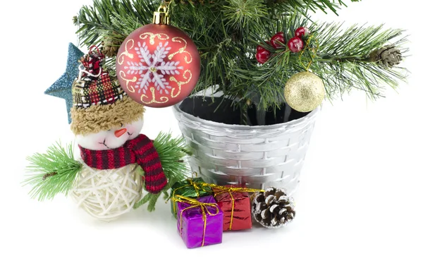 Imagen de primer plano desde la vista superior de la decoración de Navidad con bolas, Santa Claus, caja de regalo de colores — Foto de Stock