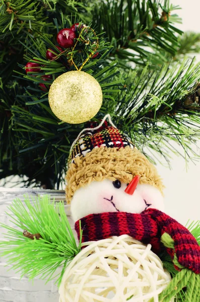 Vista horizontal imagen de primer plano de santa claus, bola de oro, caja de regalo púrpura, y árbol de Navidad — Foto de Stock