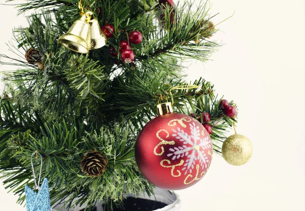 Primer plano de bolas rojas de Navidad y campana dorada aislada — Foto de Stock