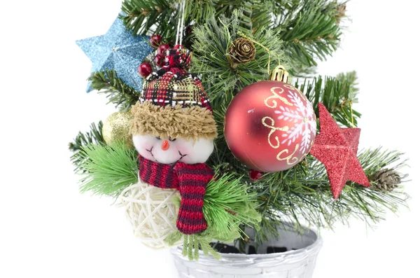 Composición de santa claus con la decoración del árbol de Navidad. estrellas rojas y azules. bola roja — Foto de Stock