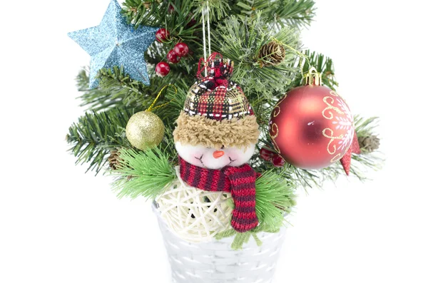 Imagen de primer plano la belleza de adorno de Navidad con Santa Claus. árbol artificial, bola roja de Navidad, estrellas rojas y azules . — Foto de Stock