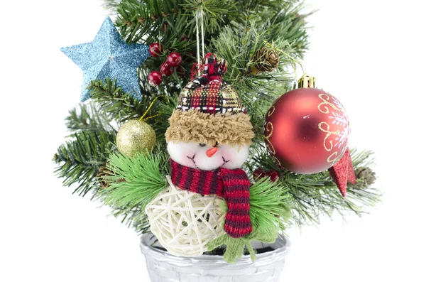 Belleza primer plano adorno de Navidad con Santa Claus. árbol artificial, bola roja de Navidad, estrellas rojas y azules — Foto de Stock