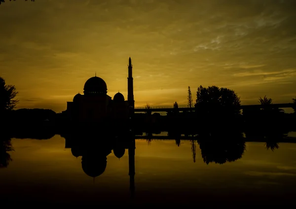 Mosque silhouette and reflection — Stock Photo, Image