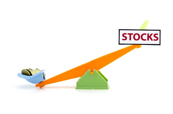 Imagen concepto desequilibrio monedas y palabra STOCKS impreso en papel blanco —  Fotos de Stock