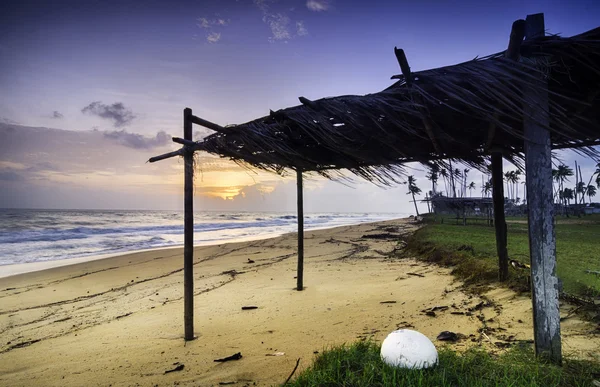 Cabaña de pescadores tradicional hecha de hojas de coco cerca de la orilla — Foto de Stock