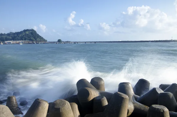 Rompeolas de hormigón para proteger la costa — Foto de Stock