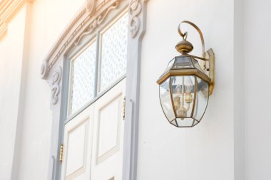 Klasik lamba beyaz duvardaki