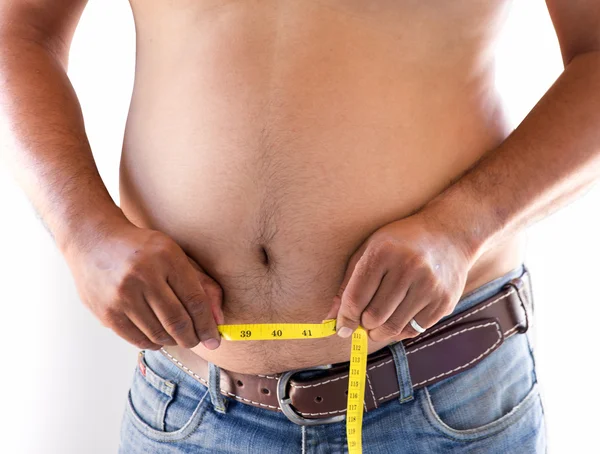 超重的男人穿着牛仔裤测量她身体肥胖的肚子微凸的肚子 — 图库照片