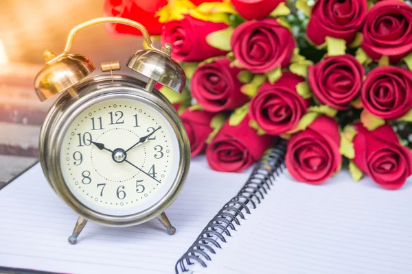 L'orologio su notebook con rose rosse in sottofondo, effetto digitale astratto per sottofondo — Foto Stock