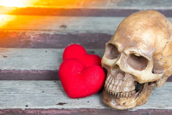 Crânio com coração na mesa de madeira, efeito digital abstrato para fundo — Fotografia de Stock