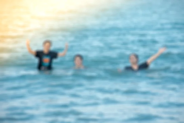Desenfocado de gente feliz bailando en el mar —  Fotos de Stock