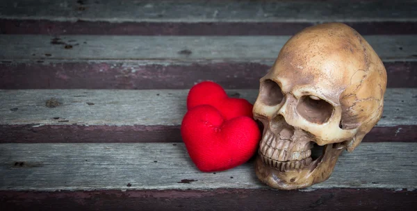Crânio com coração na mesa de madeira, efeito digital abstrato para fundo — Fotografia de Stock