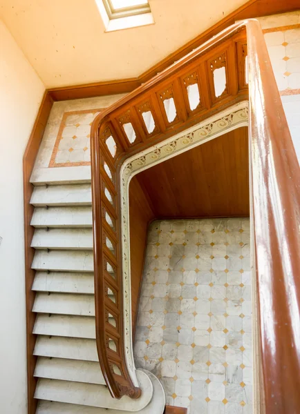 老式的木楼梯与阳光 — 图库照片