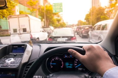 Trafik sıkışıklığı, dijital etkisi güneş ışığı arabayı kullanan adam el
