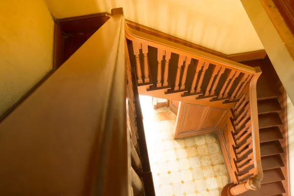 L'escalier en bois vintage avec lumière du soleil — Photo