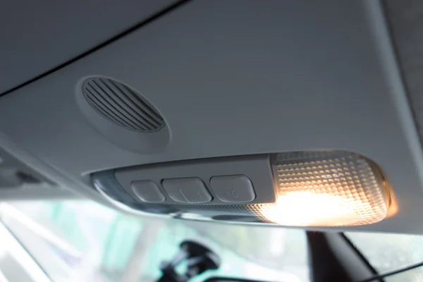 Wnętrza samochodu; zbliżenie na przełącznik świateł kabiny — Zdjęcie stockowe
