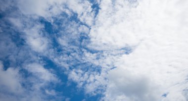 Arka plan olarak bulut beyaz ile mavi gökyüzü