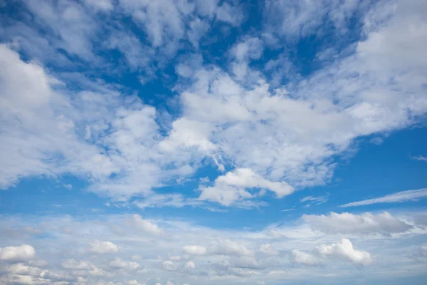 Blå himmel med vita moln som bakgrund — Stockfoto