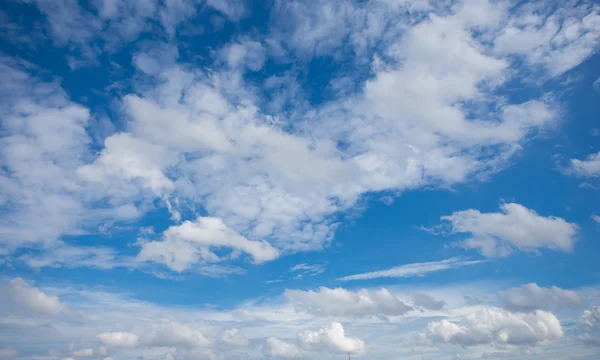 Blå himmel med vita moln som bakgrund — Stockfoto