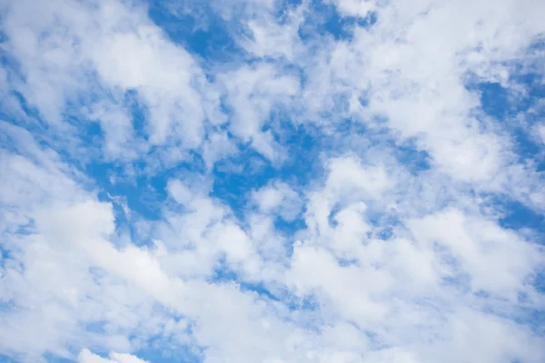 Blå himmel med vita moln som bakgrund — Stockfoto