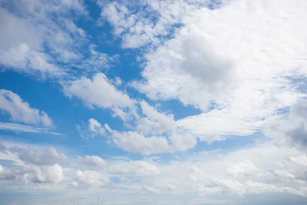 El cielo azul con la nube blanca como fondo —  Fotos de Stock