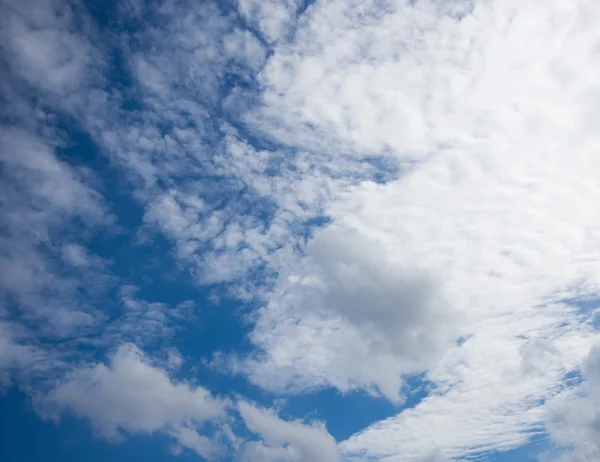 Blå himmel med vita moln som bakgrund — Stockfoto