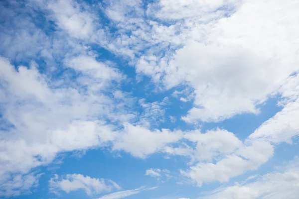 Blå himmel med vita moln som bakgrund — Stockfoto