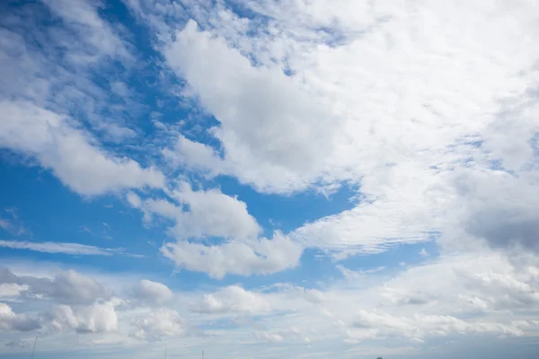 Blå himmel med vita moln som bakgrund — Stockfoto