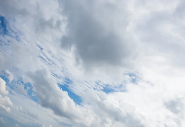El cielo azul con la nube blanca como fondo —  Fotos de Stock