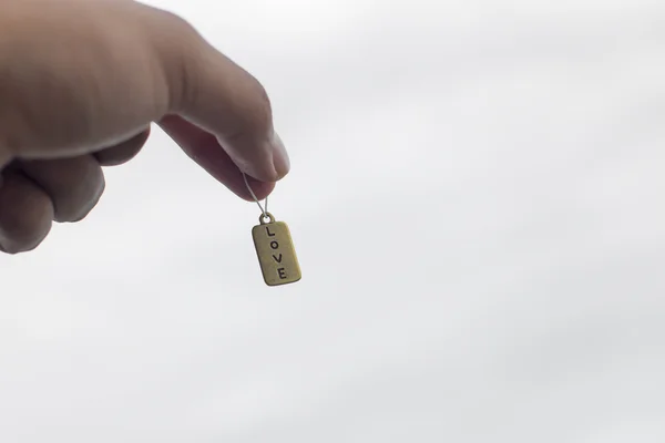 La etiqueta de amor colgada a mano con fondo blanco — Foto de Stock