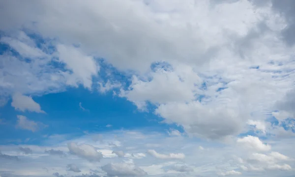 De blauwe hemel met witte wolk als achtergrond Stockfoto